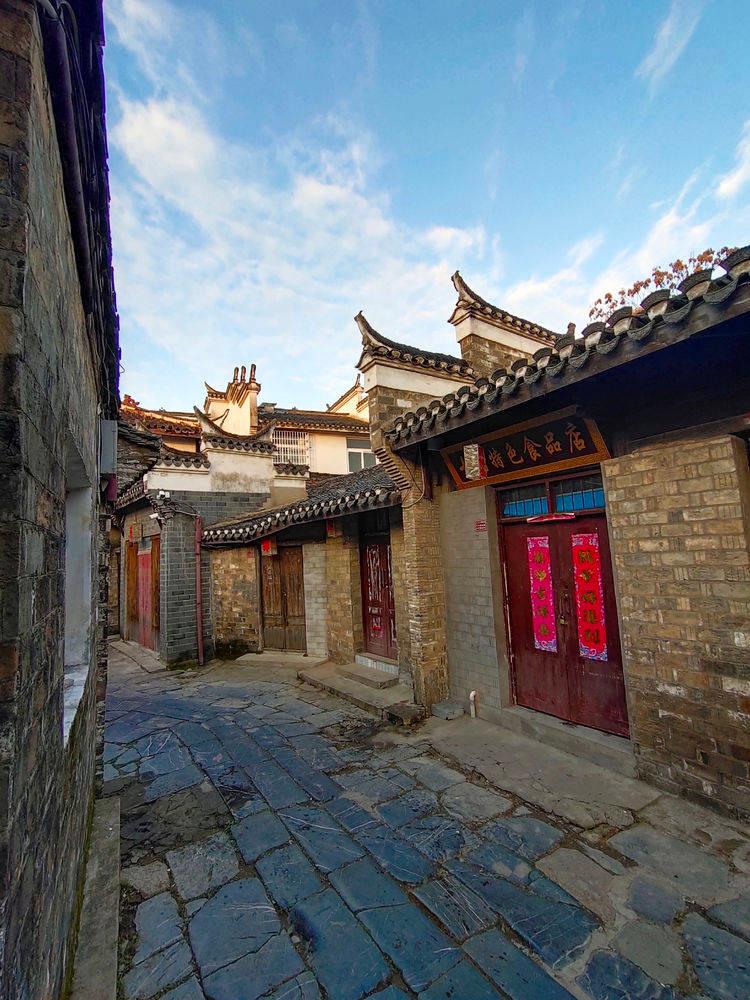 C罗女友乔治娜越来越“卡戴珊”化！白色蕾丝裙搭高跟鞋，身材超S